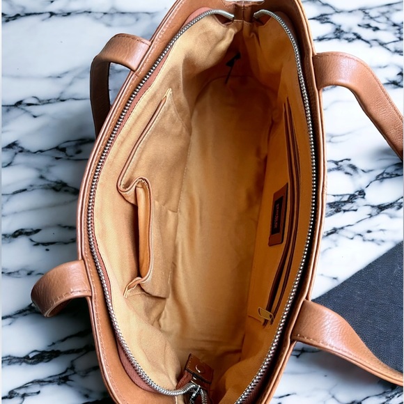 HOBO CLASSIC LEATHER SHOULDER BAG. BEAUTIFUL, CARAMEL COLOR, Multiple pockets. - Picture 9 of 12